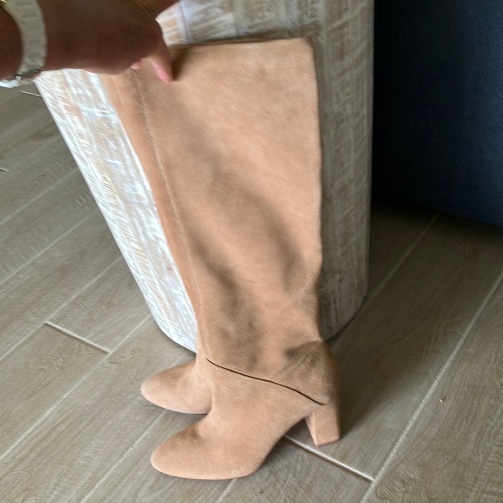 Gorgeous Banana Republic Caramel Suede Boots